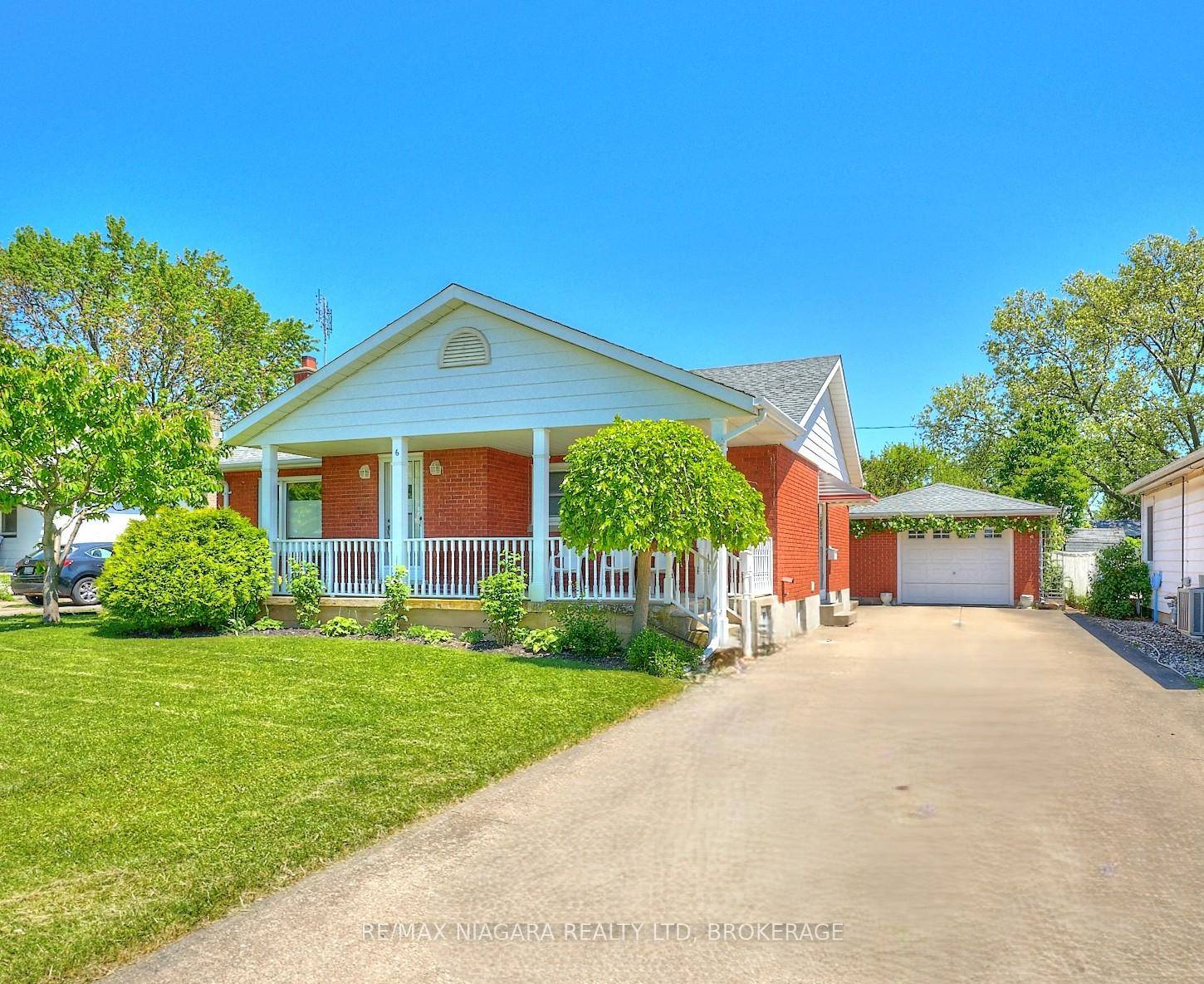 HOME SWEET HOME IN PRIME LOCATION OFFERING THE PERFECT BLEND OF COMFORT, CONVENIENCE amp ; WORTHWHILE OPPORTUNITIES WITHIN THE BROCK UNIVERSITY PROXIMITY.