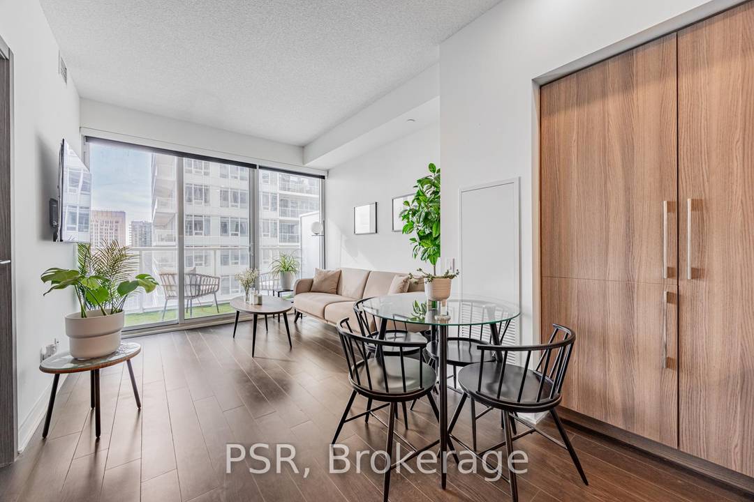 Modern Sun Filled One Bedroom Unit With Spectacular Views On A High Floor.