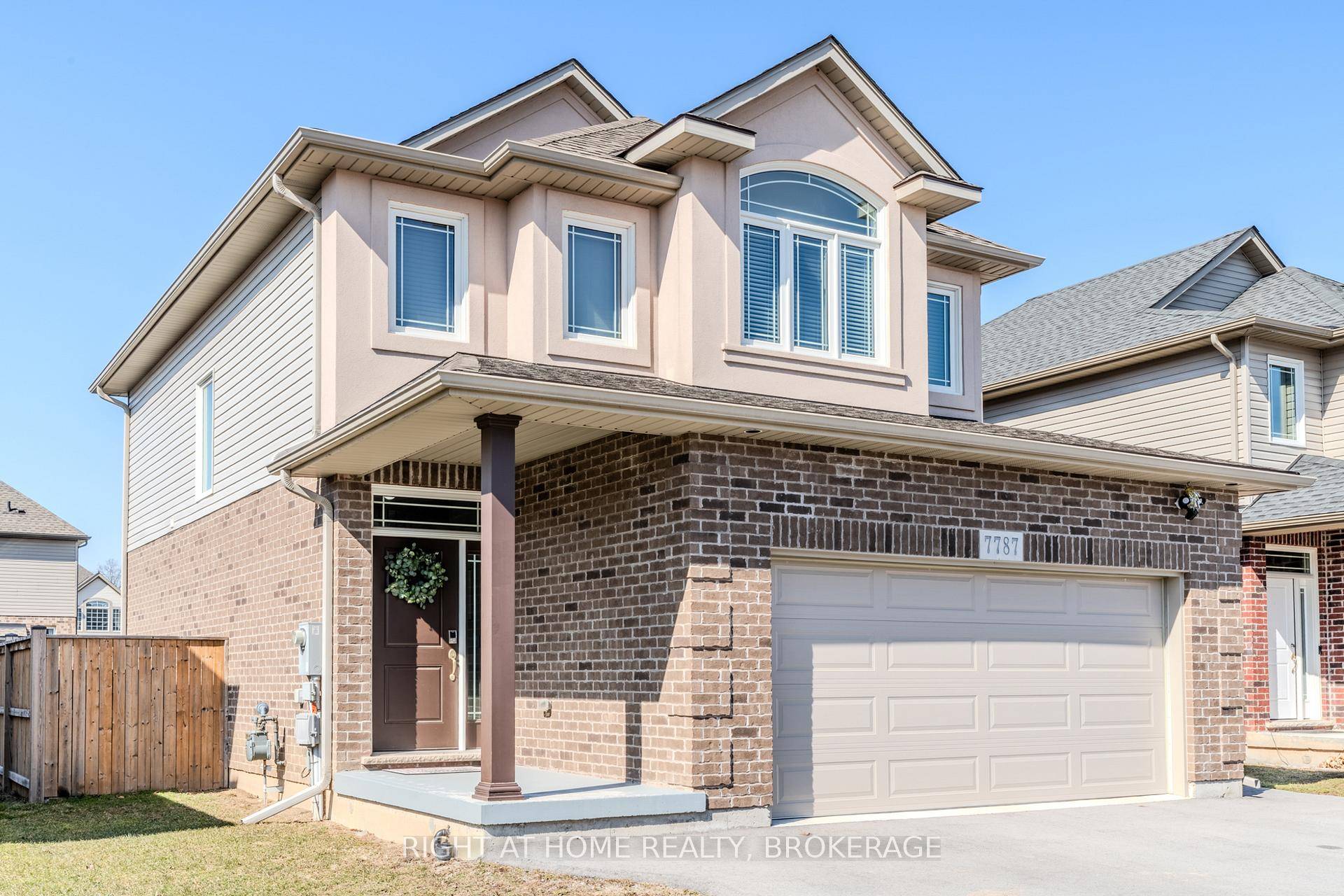 Welcome to this stylish and spacious home in the quiet Oldfield neighbourhood of South Niagara Falls.