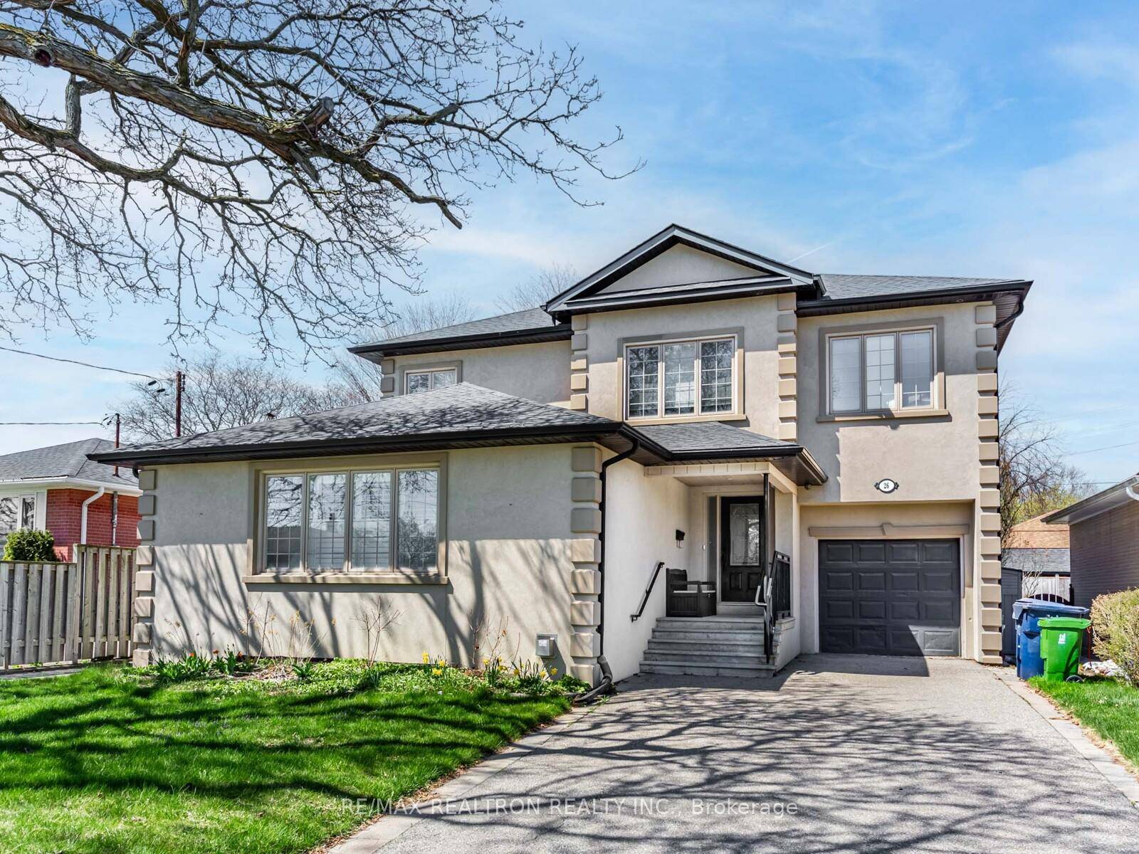 Quiet and Private cul de sac, step into 26 Eriksdale in sought after Markland Wood, where the community is enveloped by green spaces and the city's natural beauty.