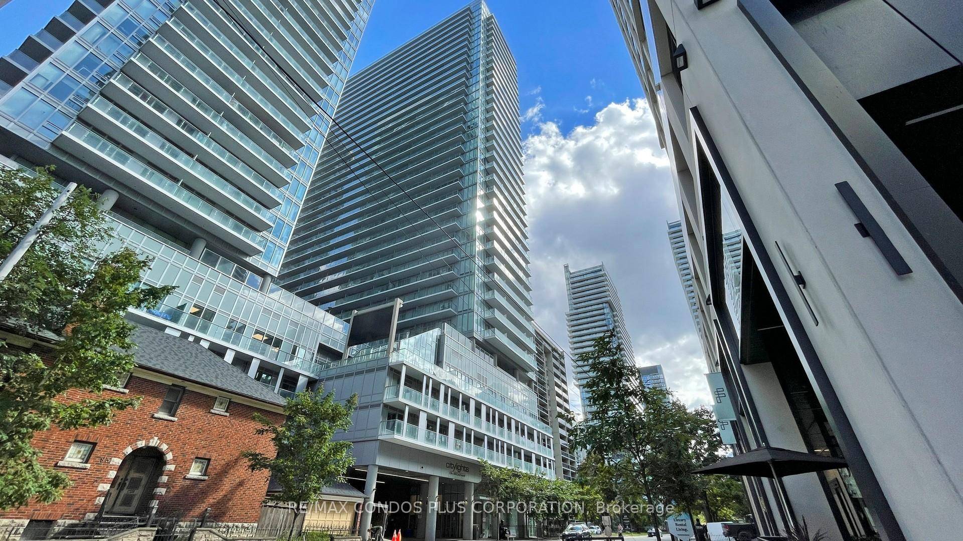 Bright amp ; Functional 1 Den in Prime Yonge amp ; Eglinton Ready to Move In !