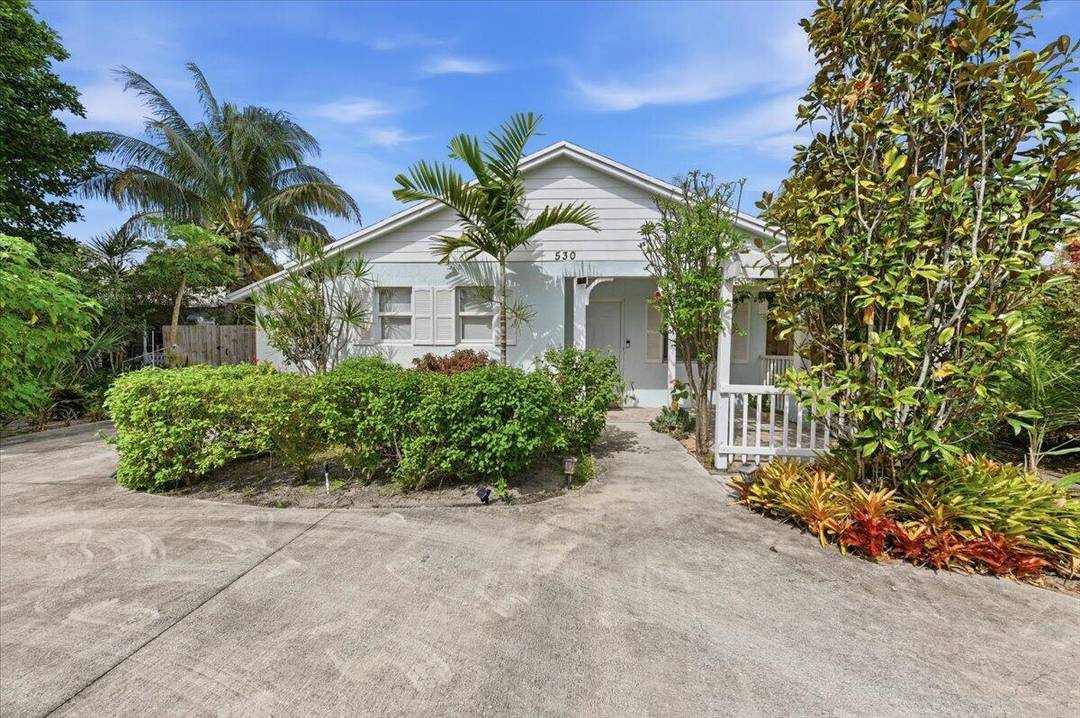 BEAUTIFULLY RENOVATED 3 BEDROOM, 2 BATH SINGLE FAMILY HOME IN A PRIME LOCATION CLOSE TO SHOPPING, DINING, SCHOOLS, PARKS, AND MAJOR COMMUTER ROUTES.