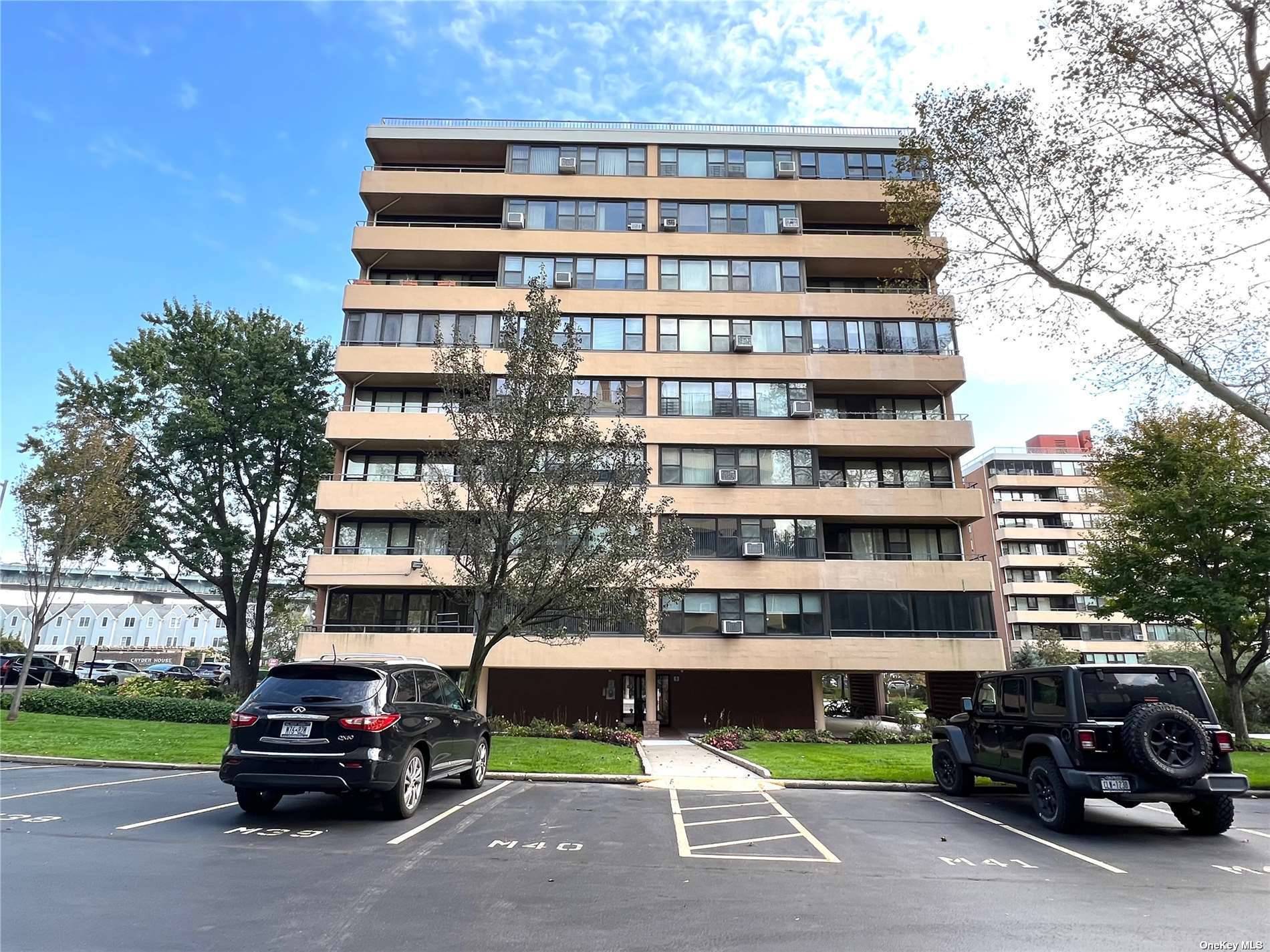 A great Coop complex ideally located in a nice, quiet and excellent community enjoying the beautiful gardens, fantastic water and bridge views.