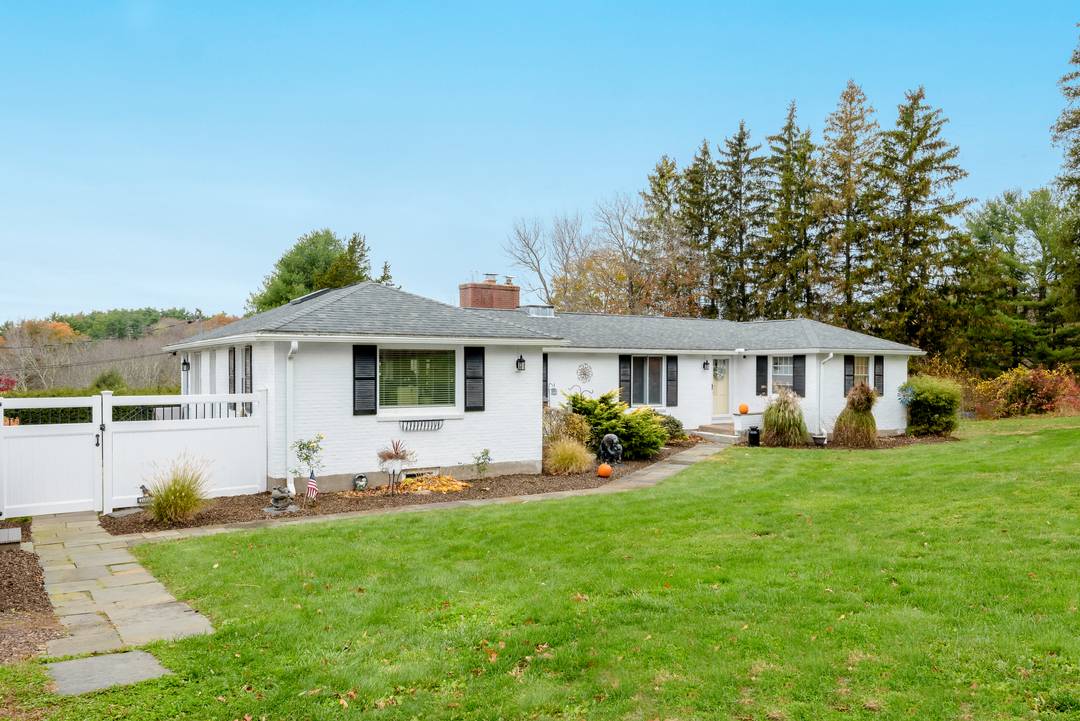 Nestled in the charming village of Middle Haddam, this 3 Bedroom 3.