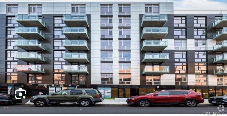 LOCATION ! LOCATION ! WELCOME TO REGO PARK NEW LUXURY CONDO.