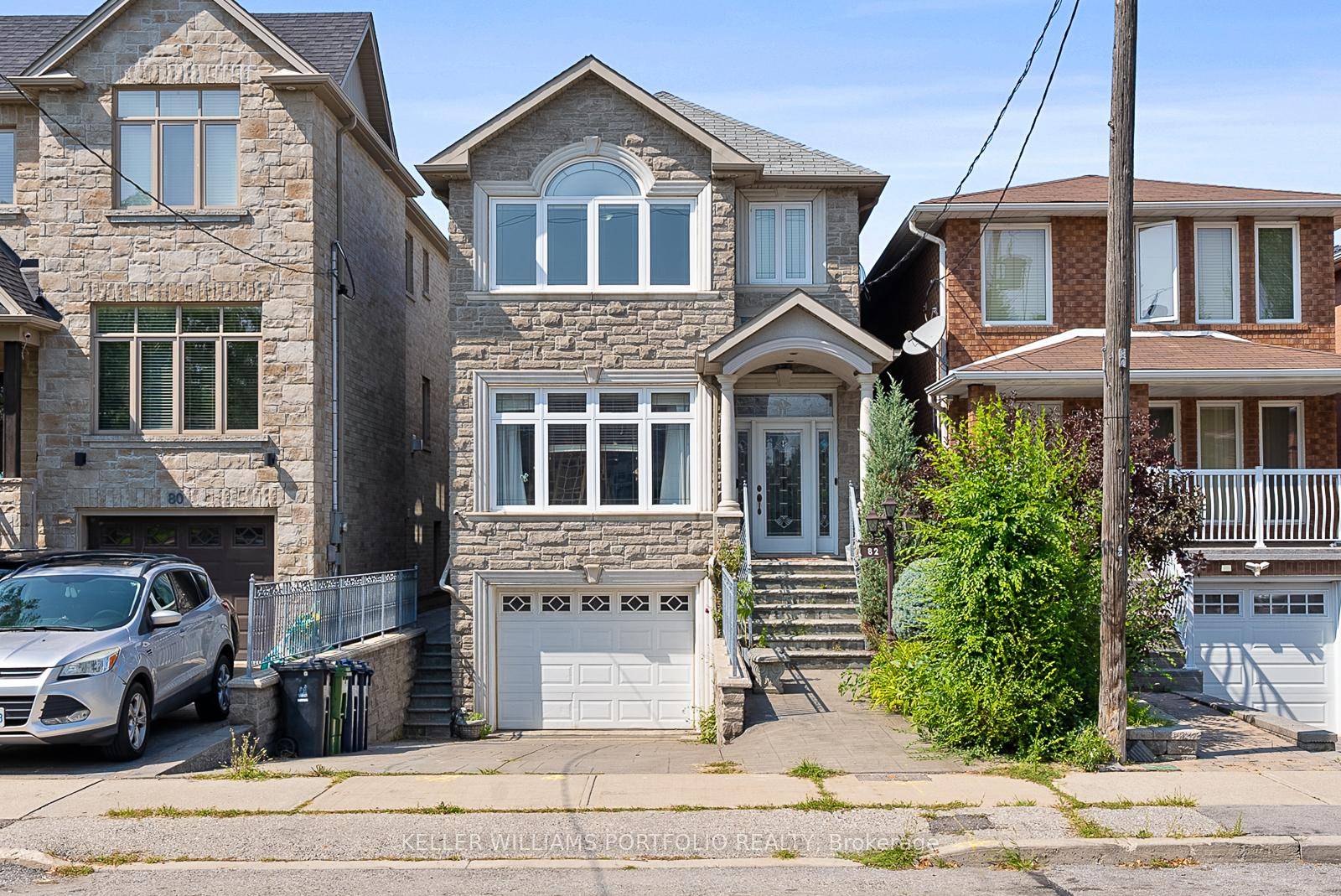 Spectacular, spacious and bright very well maintained 3 bedroom house in prime location !