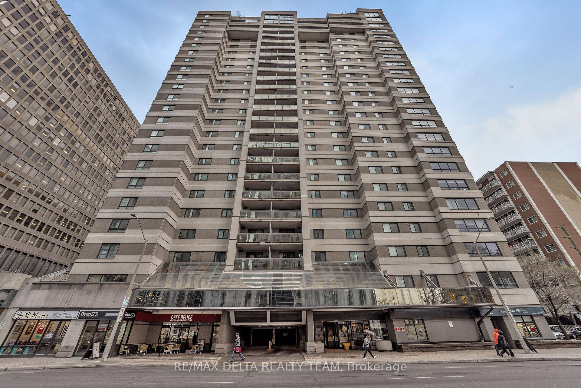 2 BEDROOM 1 BATHROOM CONDO WITH UNDERGROUND PARKING AND STORAGE, IN THE HEART OF DOWNTOWN OTTAWA.