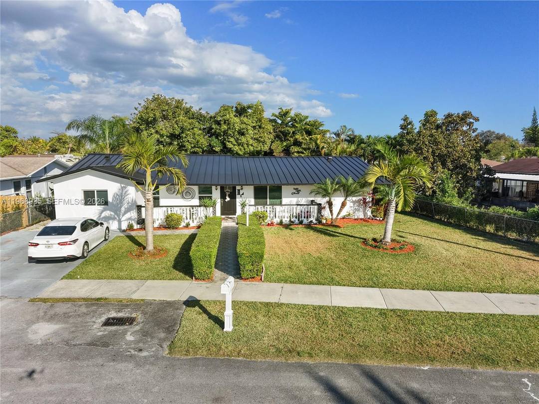 Spacious 4 bedroom, 3 bath single family home with NO HOA and a classic traditional layout !