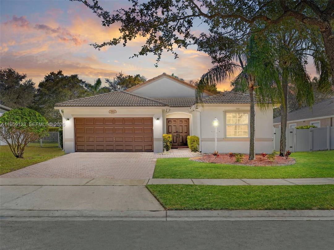 Rarely available Bimini split plan home in gated Pembroke Falls !