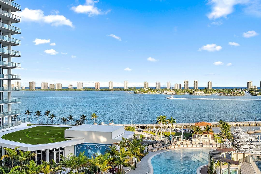 Nautilus 220 is a premier new luxury waterfront development offering refined resort style living along the Intracoastal.
