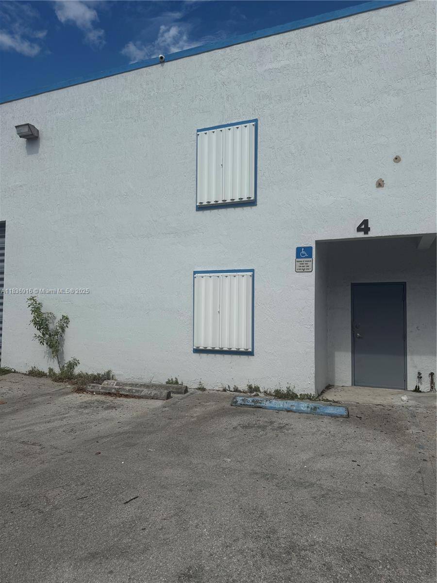 Excellent Office Warehouse Unit located in Gated Community.