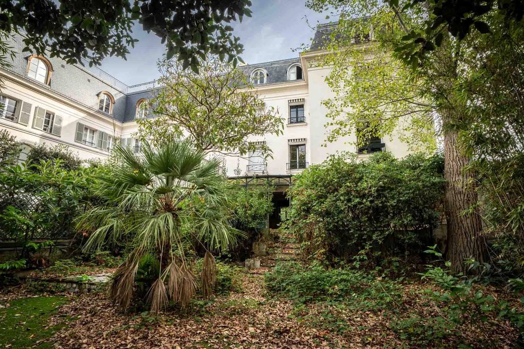 Townhouse - Enclosed walled garden & Eiffel Tower view