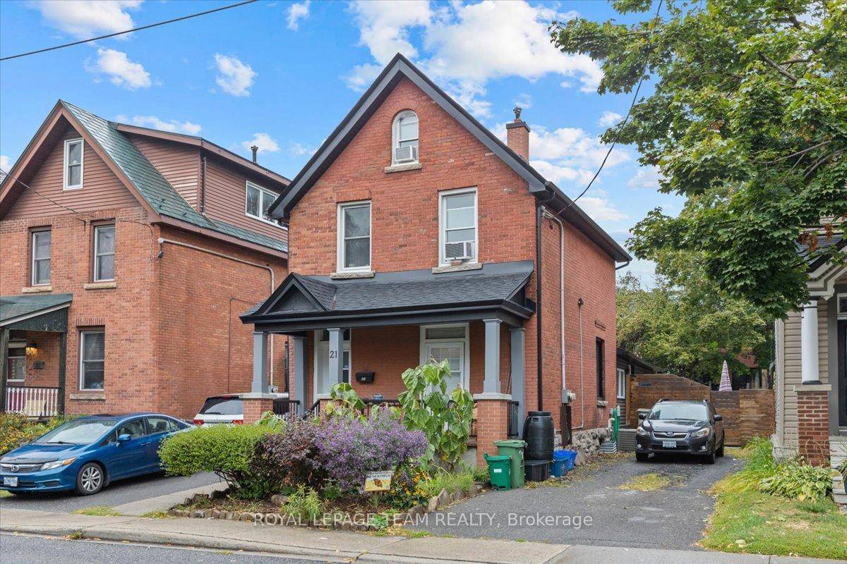 Welcome to this beautifully renovated 2 bedroom, 1 bathroom main floor unit, ideally situated in the highly sought after Centretown neighbourhood.