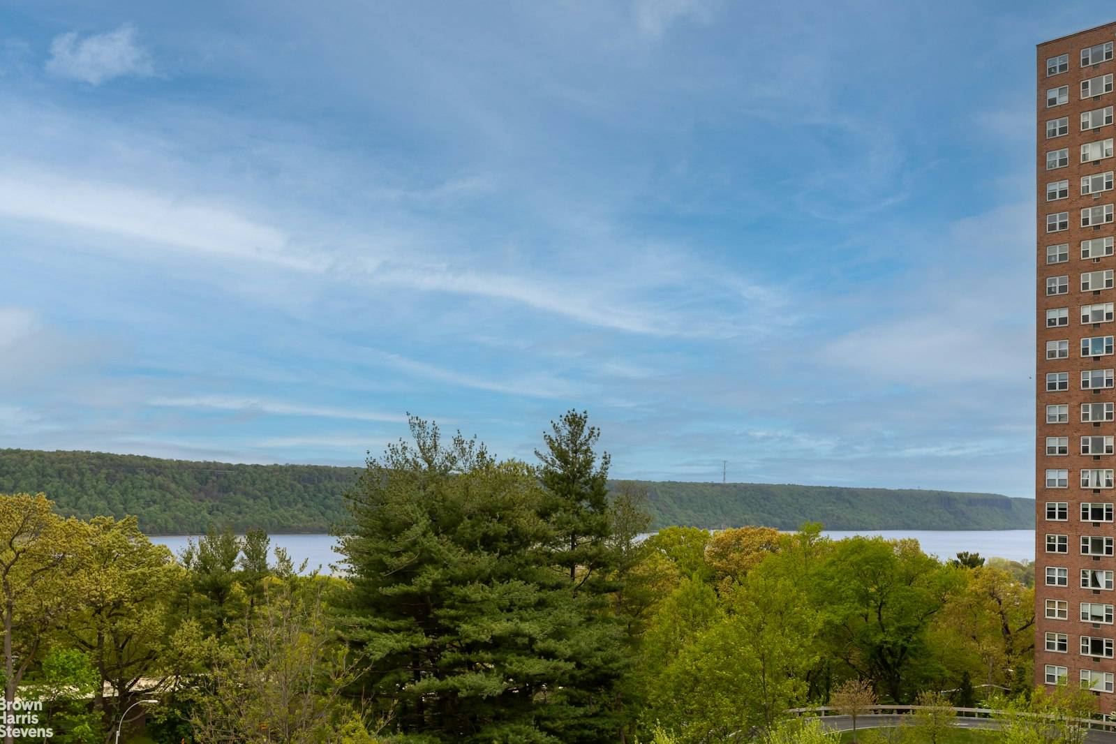 Enjoy country club like living at Skyview on the Hudson, a 23 acre complex with beautifully landscaped grounds just 12 miles north of Midtown Manhattan, on the Hudson River.