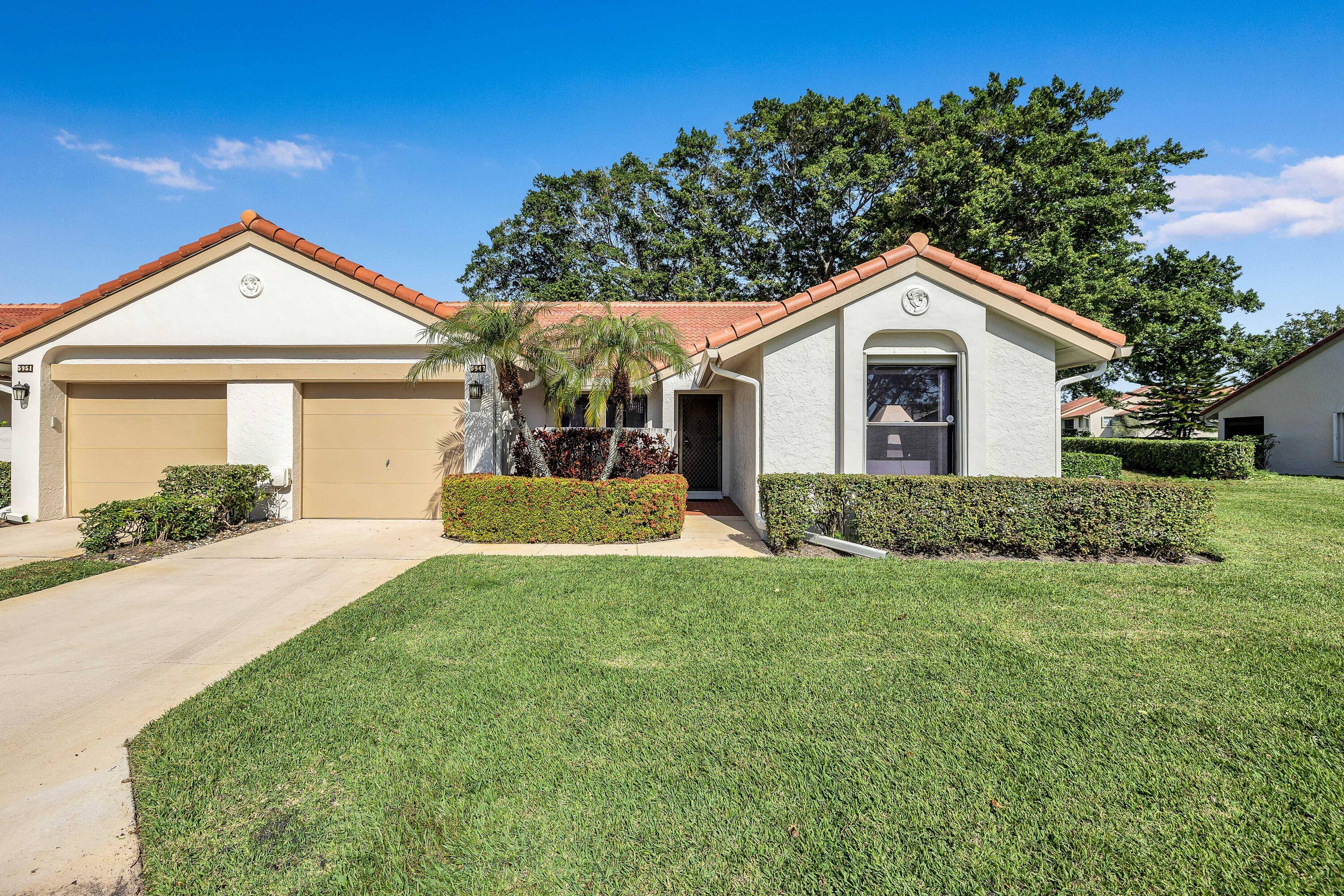 Lovely updated corner villa with a garage !