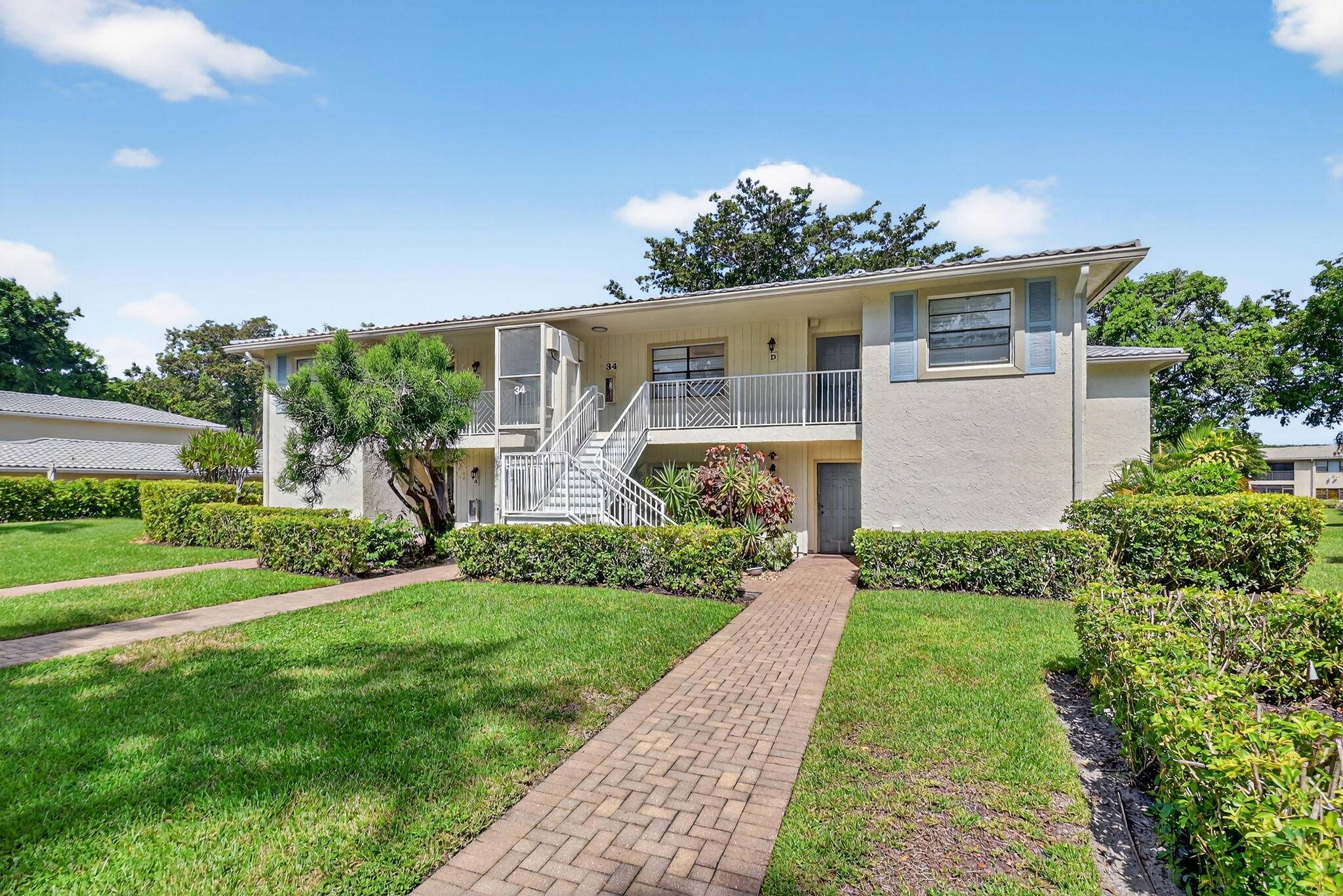 Elegant Country Club Living Spacious 2 Bedroom Den with Lake ViewsWelcome to Hunters Run.