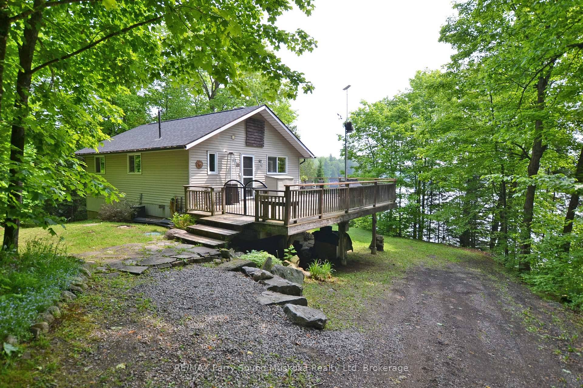 DESIRABLE WHITESTONE LAKE !