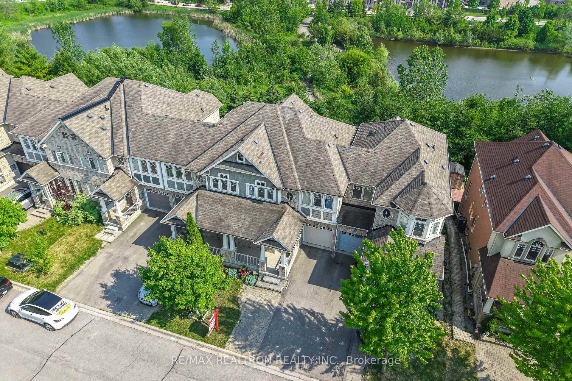 Client RemarksNestled In A Peaceful, Sought After Neighbourhood, This Beautifully Finished Walkout Townhouse Offers The Perfect blend of comfort and nature.
