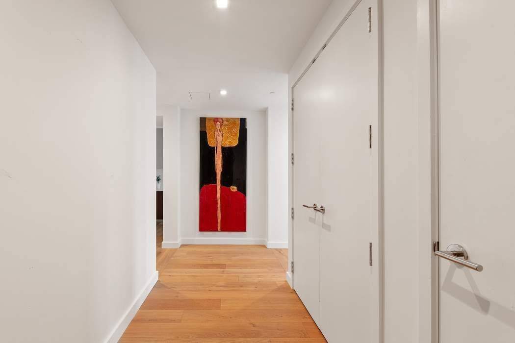 Welcome to Residence 21B at 360 E 89th St, a luxury full service condominium on Manhattan s coveted Upper East Side.