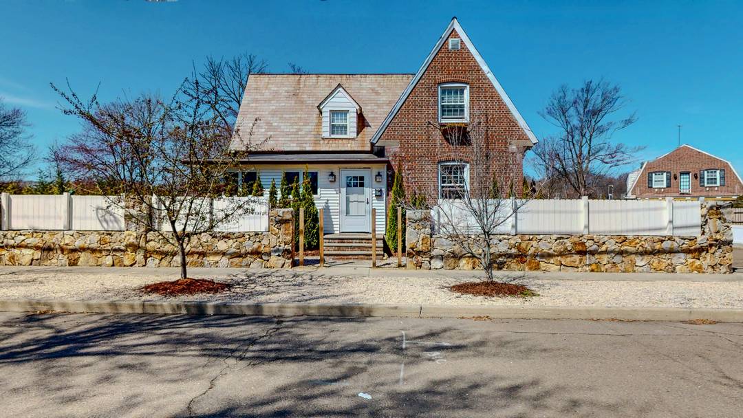 Coastal Charm Meets Modern Luxury in Fairfield, CT Looking for that perfect mix of classic charm and modern sophistication ?