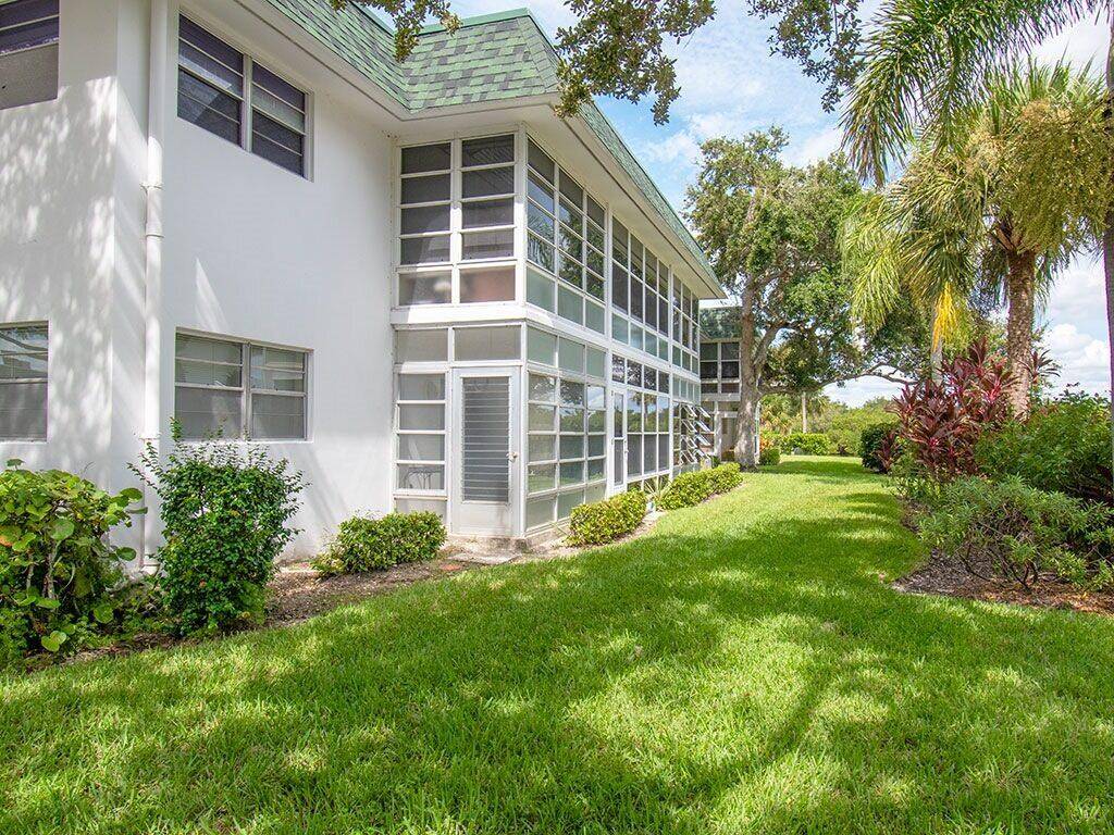 Lovely, corner, 1st Floor 2 2 with tile for easy care.