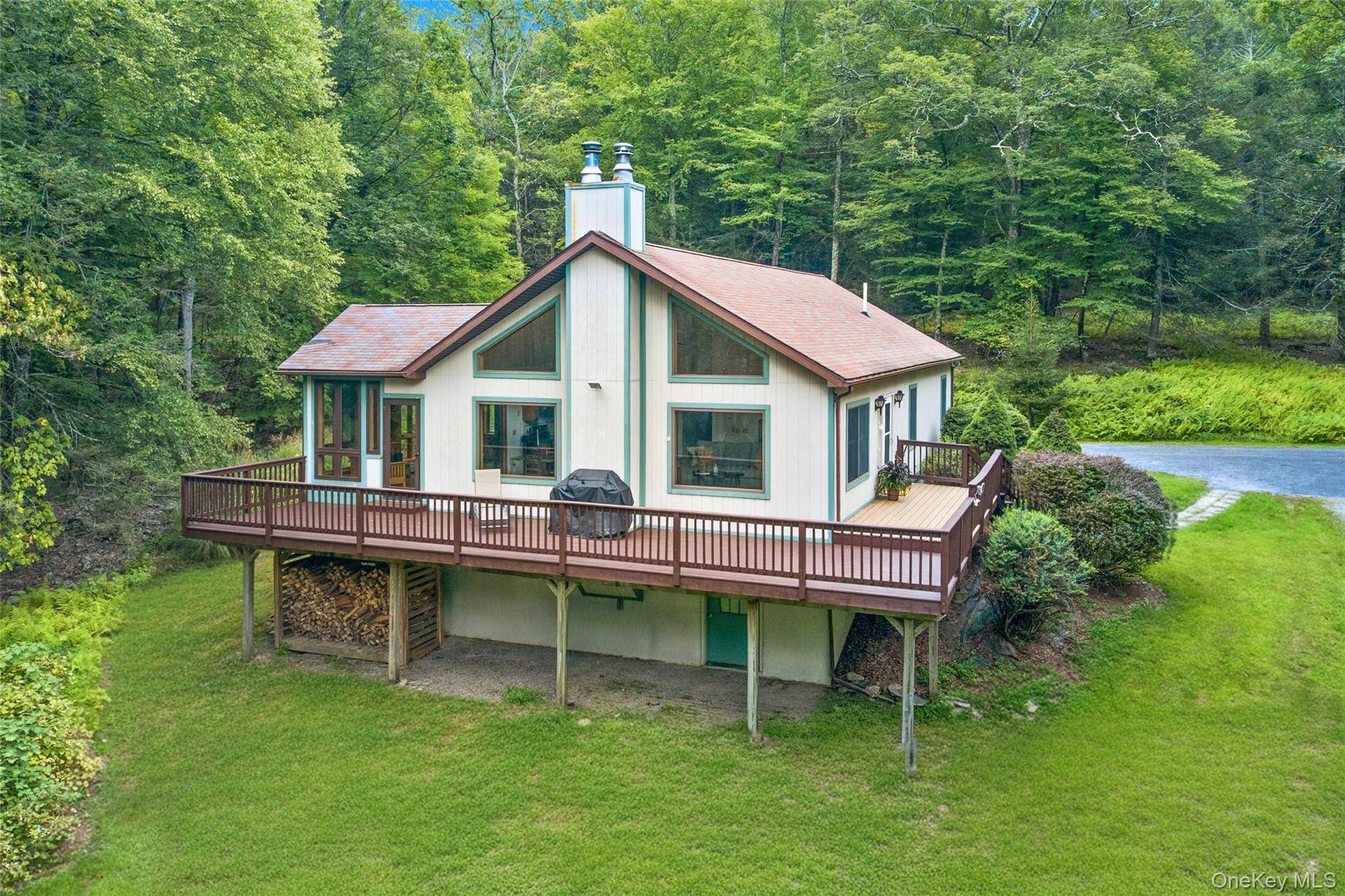 Situated off the road and embraced by lush woods, this beautifully maintained contemporary home has been lovingly cared for by its sole owner.