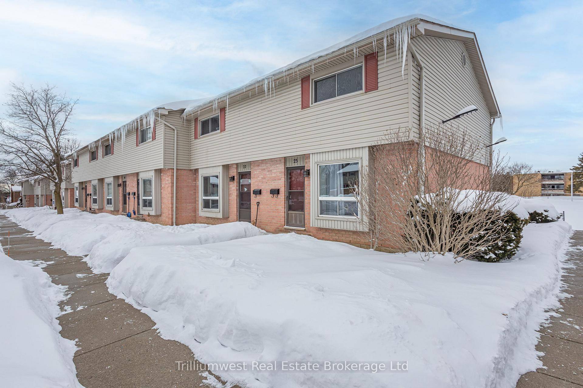 This beautifully maintained 2 storey townhome offers the perfect blend of comfort, convenience, and style.