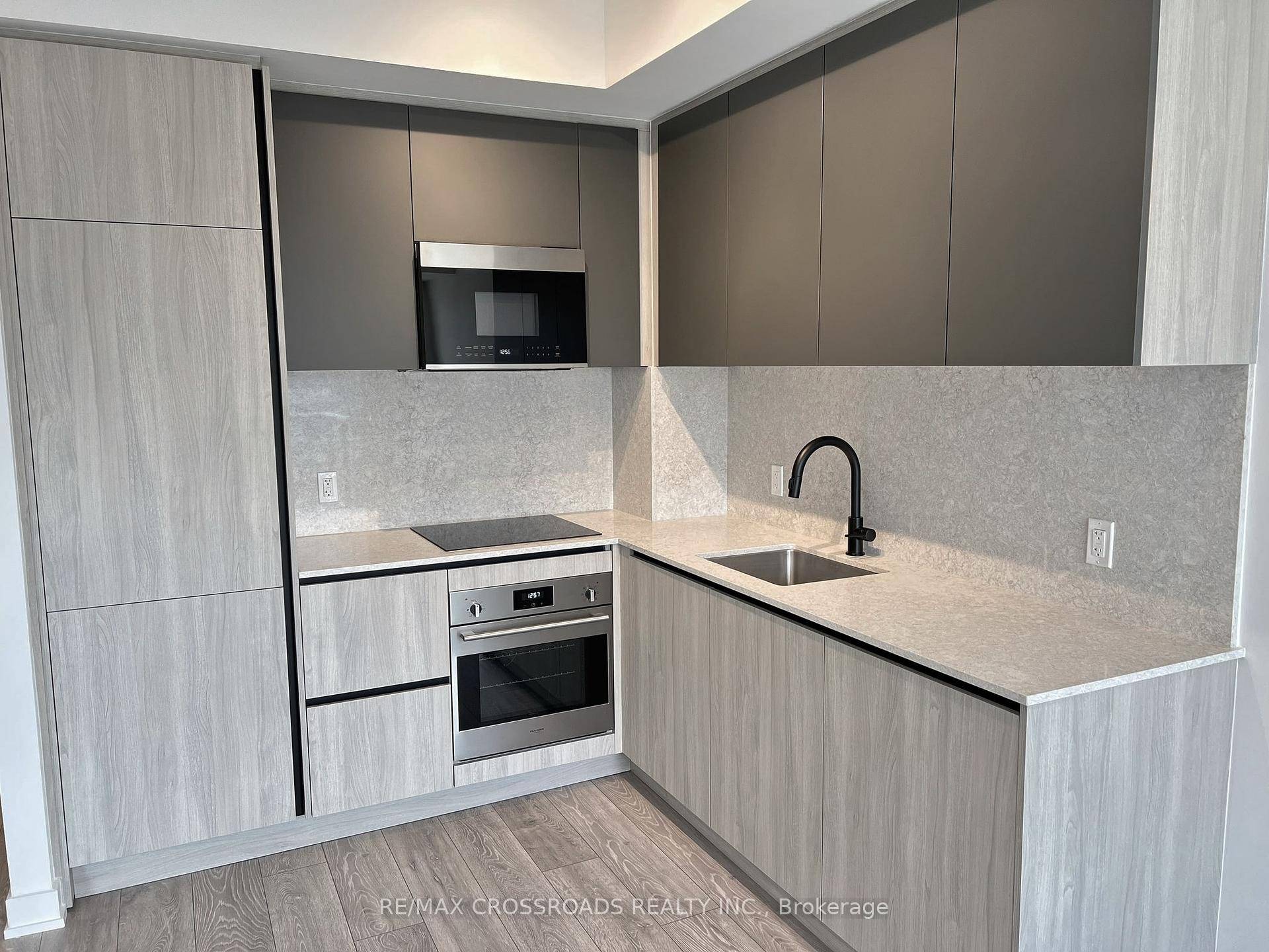 Newer 2023, 1 1 bedroom in the heart of the city, perfect for professionals.