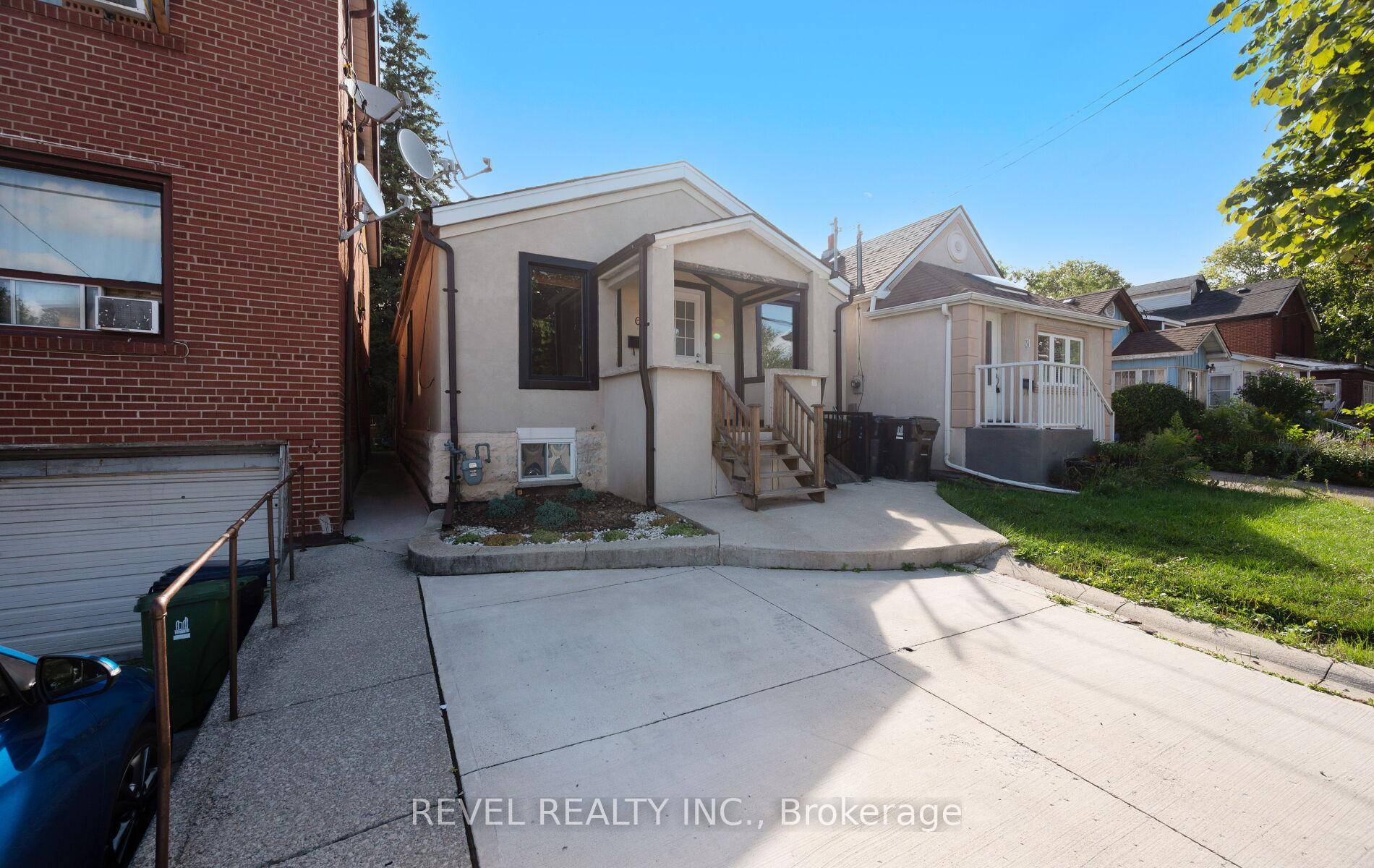 Bright and spacious 2 1 bedroom, 1 bathroom main floor unit in Rockcliffe Smythe !