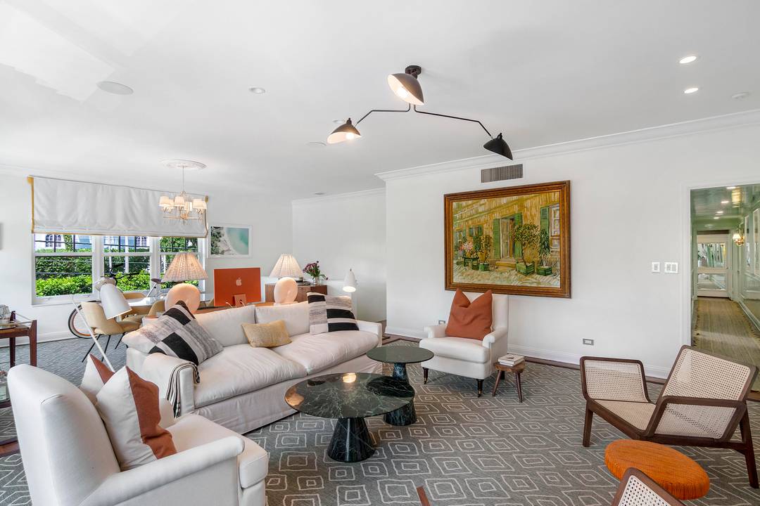 Great looking, fabulously spacious apartment available for rent on desirable Cocoanut Row, just two blocks from the world renowned shopping and eateries of iconic Worth Avenue.