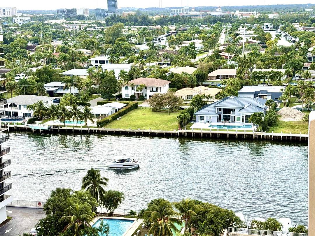 Amazing, renovated apartment marble floor wall to wall, European tiles in the bathrooms, nice kitchen.