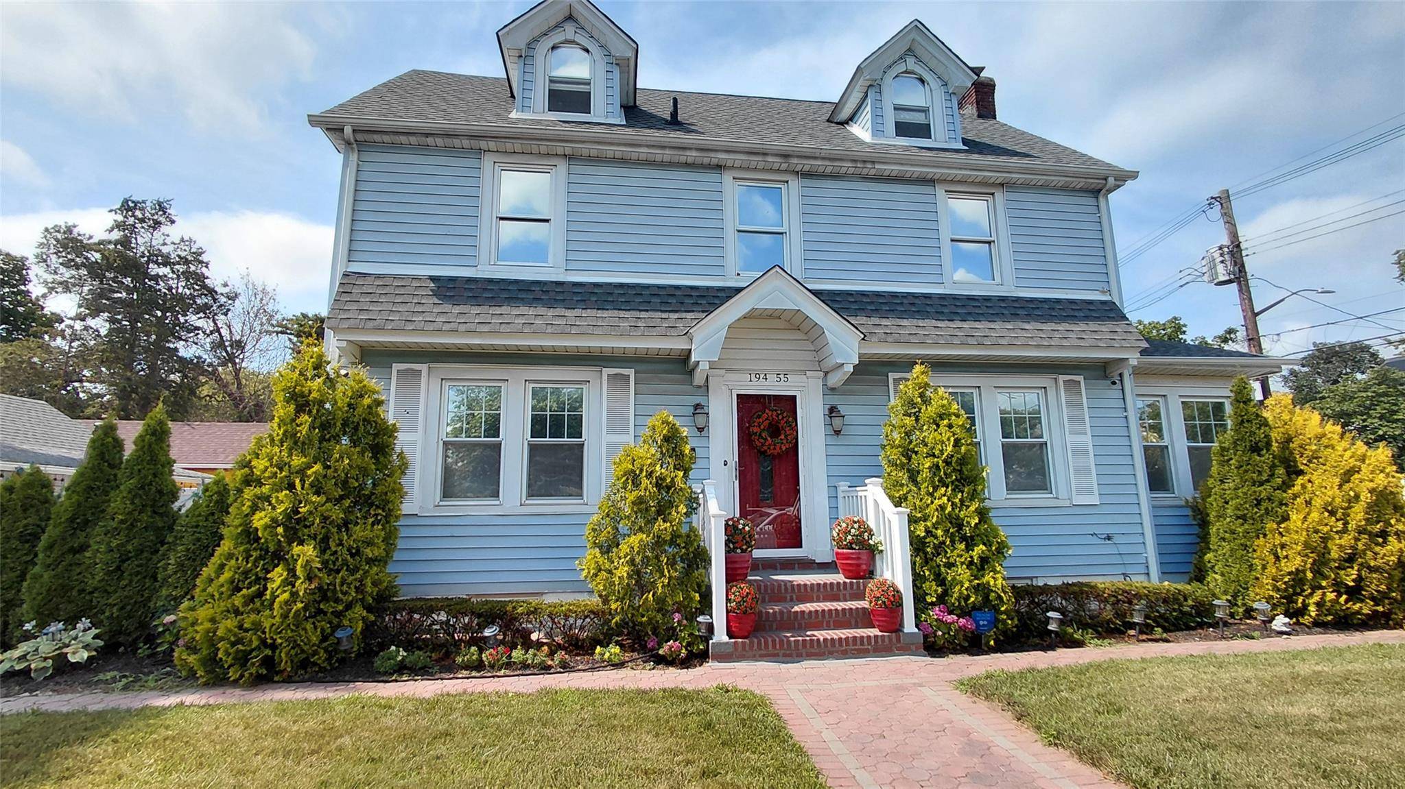 Beautiful extra large detached single family house sitting on a 5500 sqft lot in the most desired location in Saint Albans.