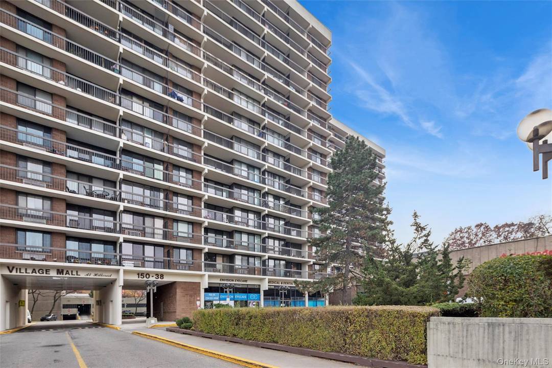 Calling all investors ! Extra large one bedroom condo with private balcony.