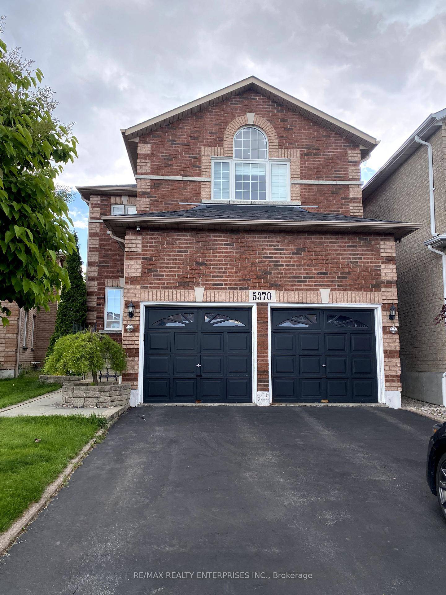 Discover this bright, open concept beautiful luxury finished one bedroom basement apartment in the heart of Mississauga.