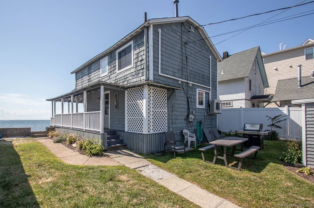 Fantastic Waterfront Rental in Bayview with direct access to LI Sound.