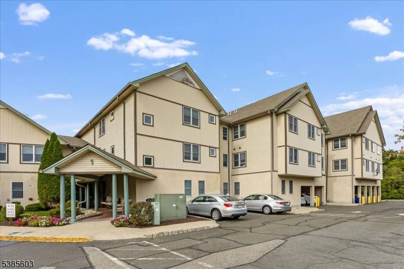 Bright and spacious 2 bedroom 1 bath condo in a Great 62 community.