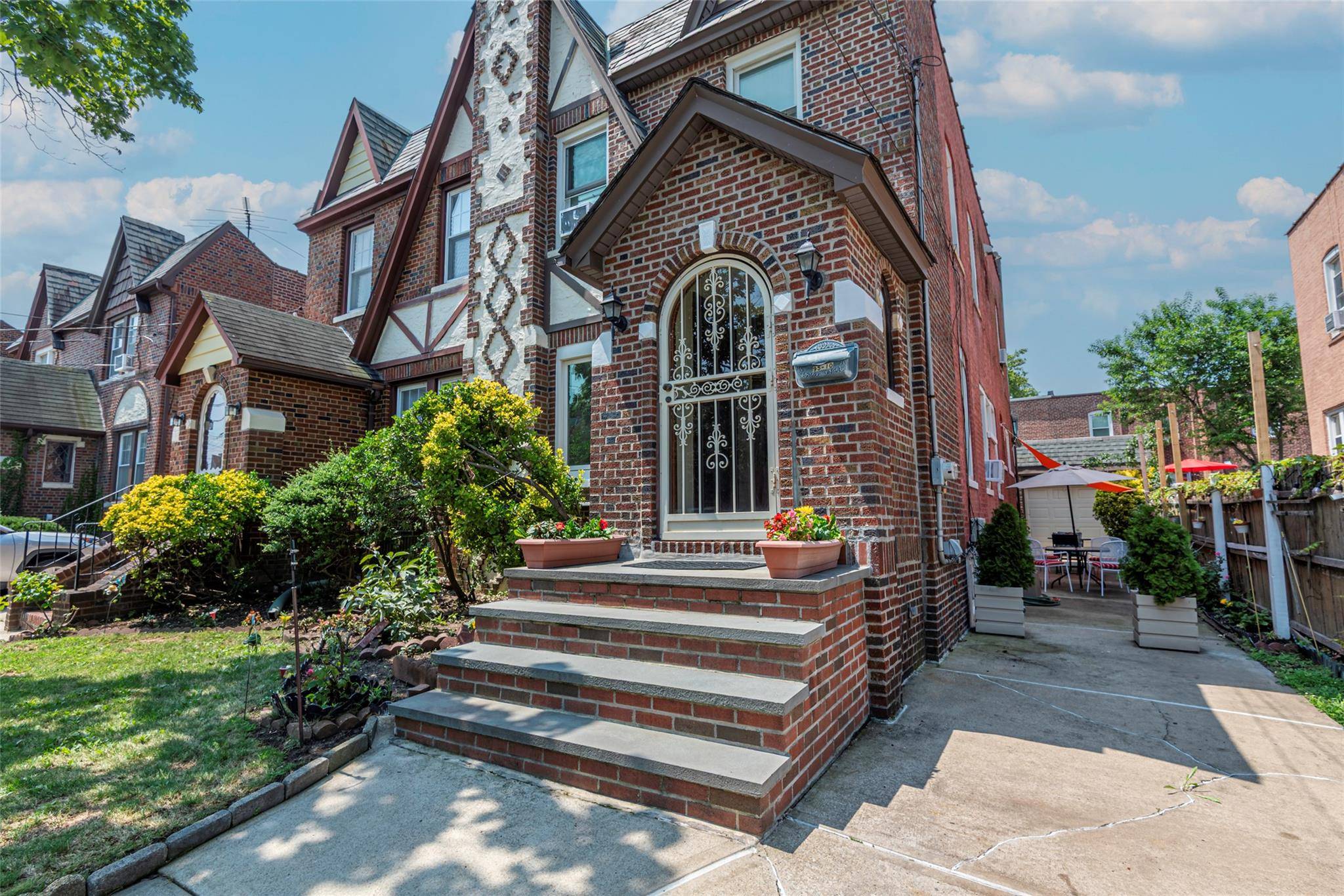 Beautiful Townhouse in Floral Park !
