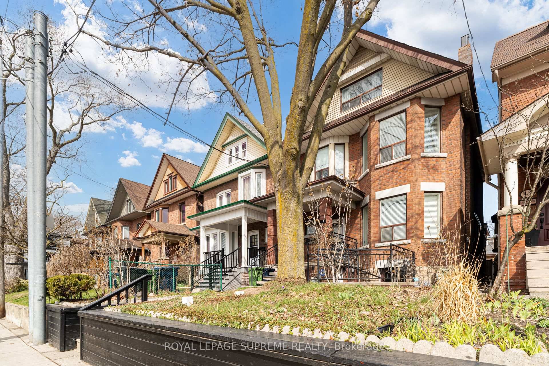 Spacious and flexible layout in this bright 3 bedroom living room unit in a quiet and convenient neighbourhood.
