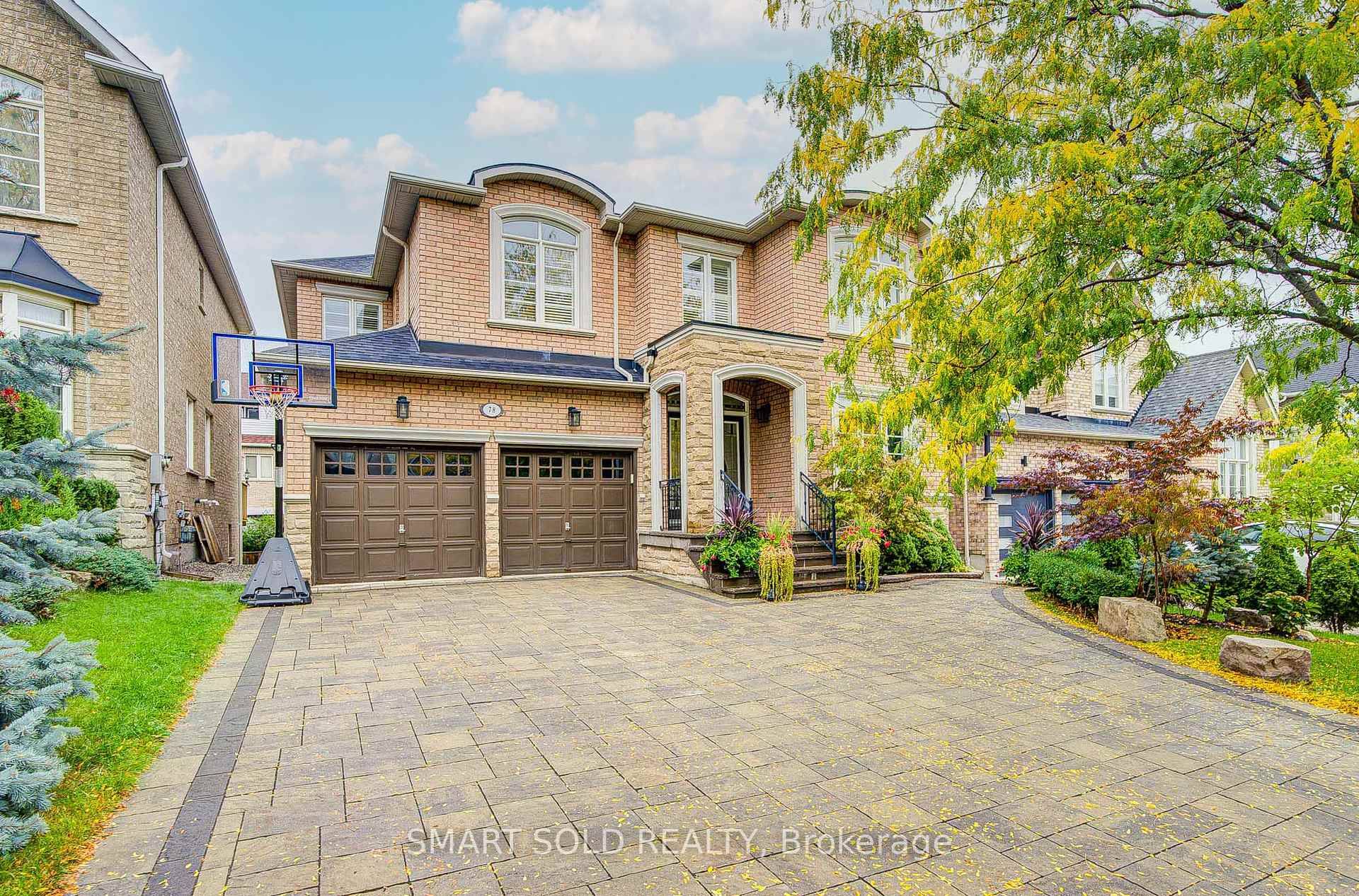 Stunning 4 2 Bedroom Detached Home With Walk Out Basement On A Premium 45 Lot In Thornhill Woods !