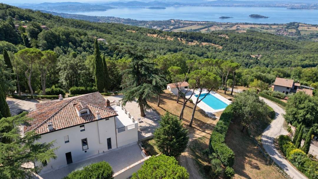 Prestigious 18th-century villa with swimming pool, annex, private park and splendid views of Lake Trasimeno for sale in Umbria.