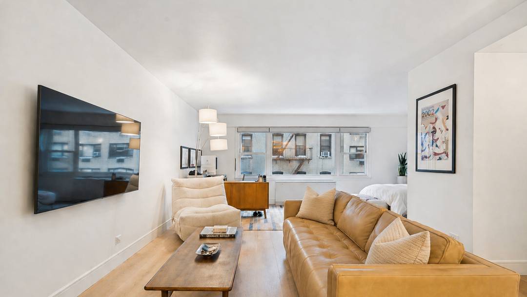 Welcome home to 5R a mint residence in the heart of Lenox Hill.