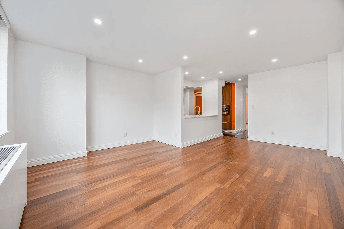 Welcome to 12G a fully renovated and spacious one bedroom apartment that has it all, including spectacular downtown views !