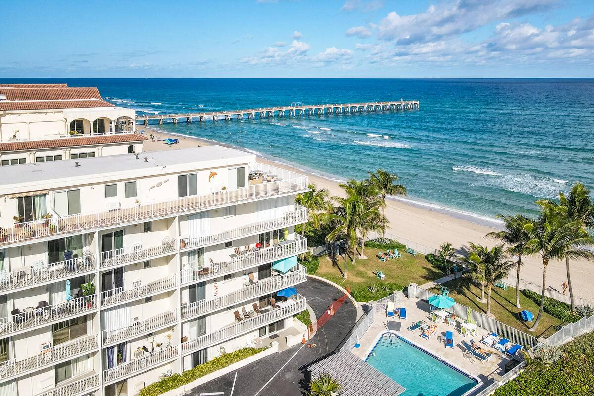 Great Location, Direct water views and use of private beach.
