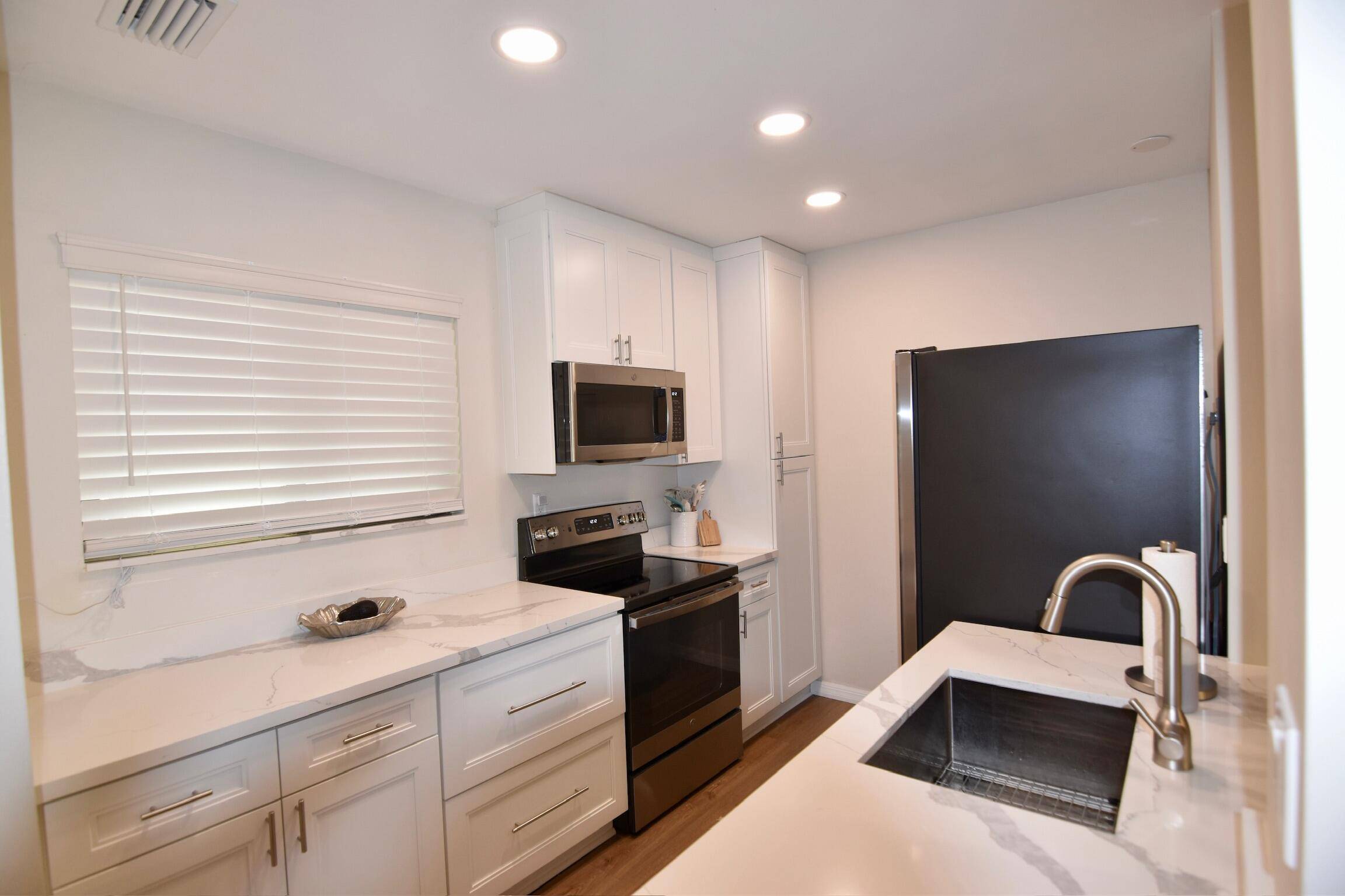 Bright Beautiful Corner Condo Across from Sugar Sand Park Welcome to your perfect Boca Raton retreat !