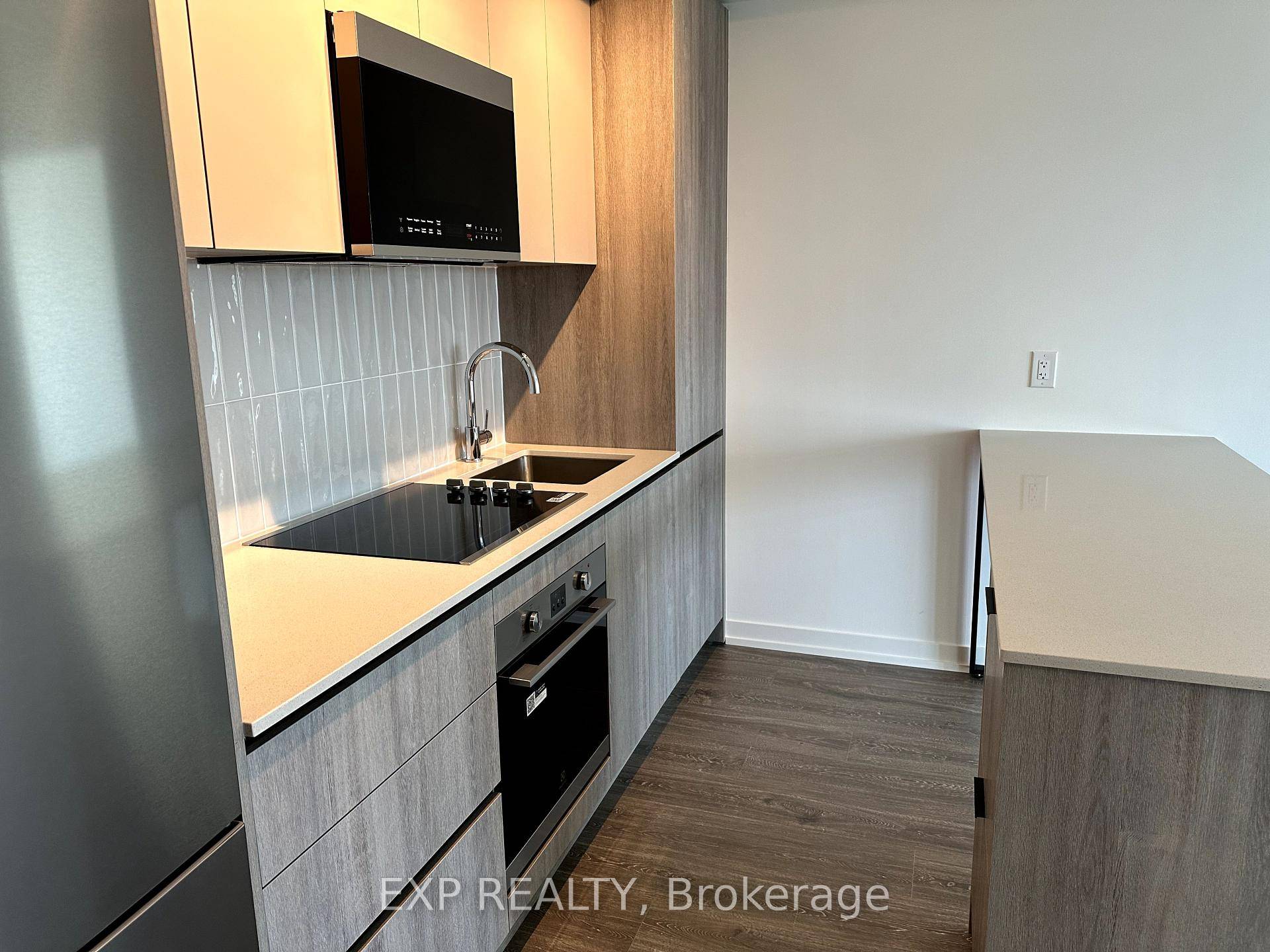 Welcome to this brand new, modern 2 bedroom condo in the heart of Erin Mills !
