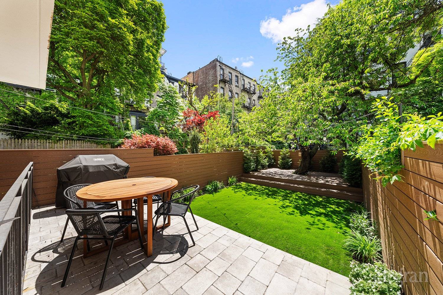 Gorgeous Townhouse Alternative with Private Backyard Step into luxury living at 686 Carroll Street, where sophistication meets convenience in the heart of Park Slope.
