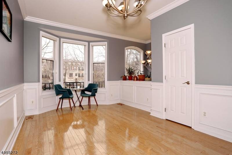 This tri level END unit luxury townhome, set on a quiet cul de sac with a spacious yard, offers an exceptional blend of modern design and thoughtful renovations throughout.