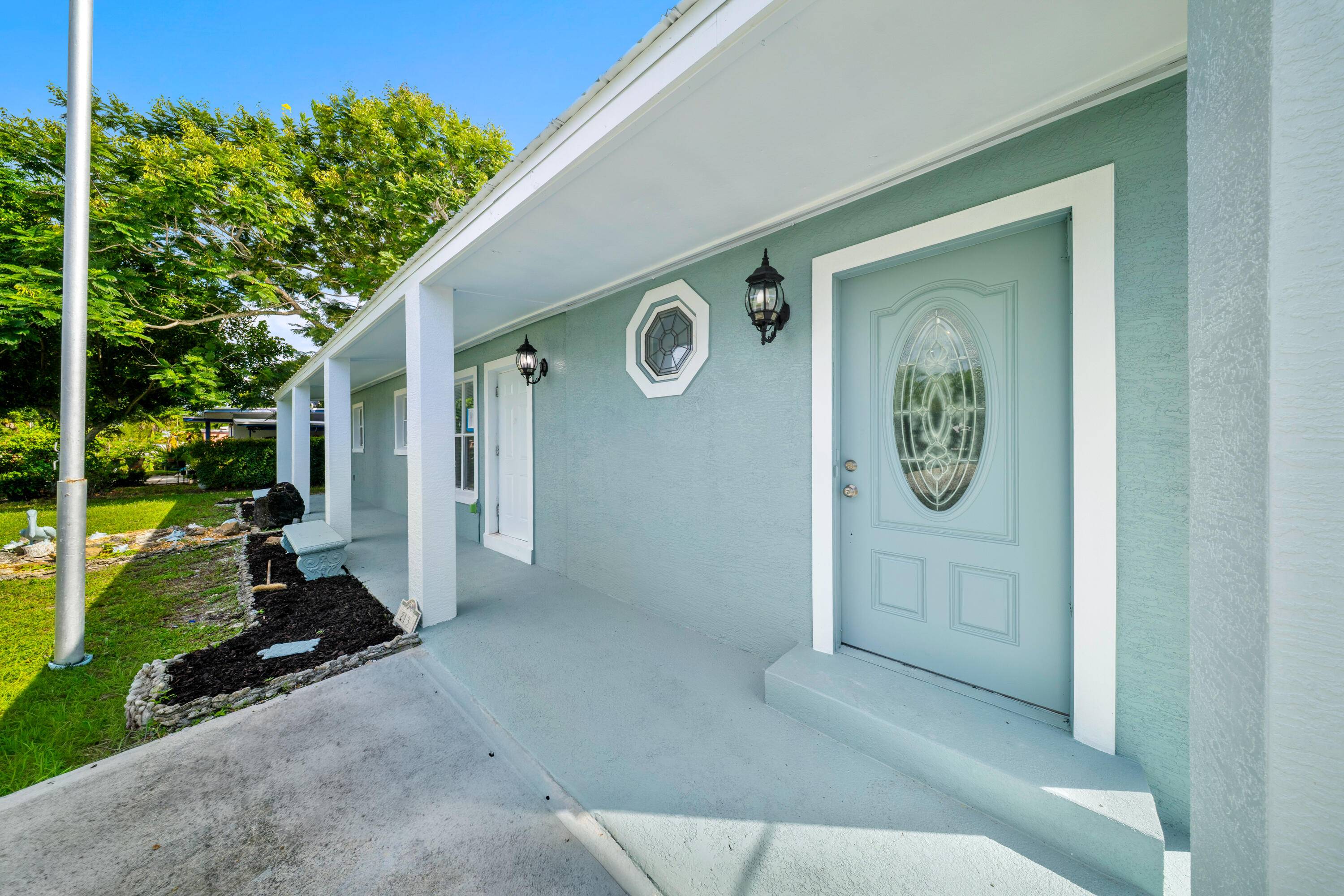 If you want a beautiful home, in the heart of the city, with all of the amenities of modern living, that is close to shopping, dining, banking, and recreation then ...