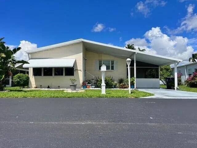Charming Mobile Home in Lake Worth 55 Community Palm Breezes, Beautiful 3 bedroom, 2 bathroom home with fantastic amenities including a pool, clubhouse, and sports courts.