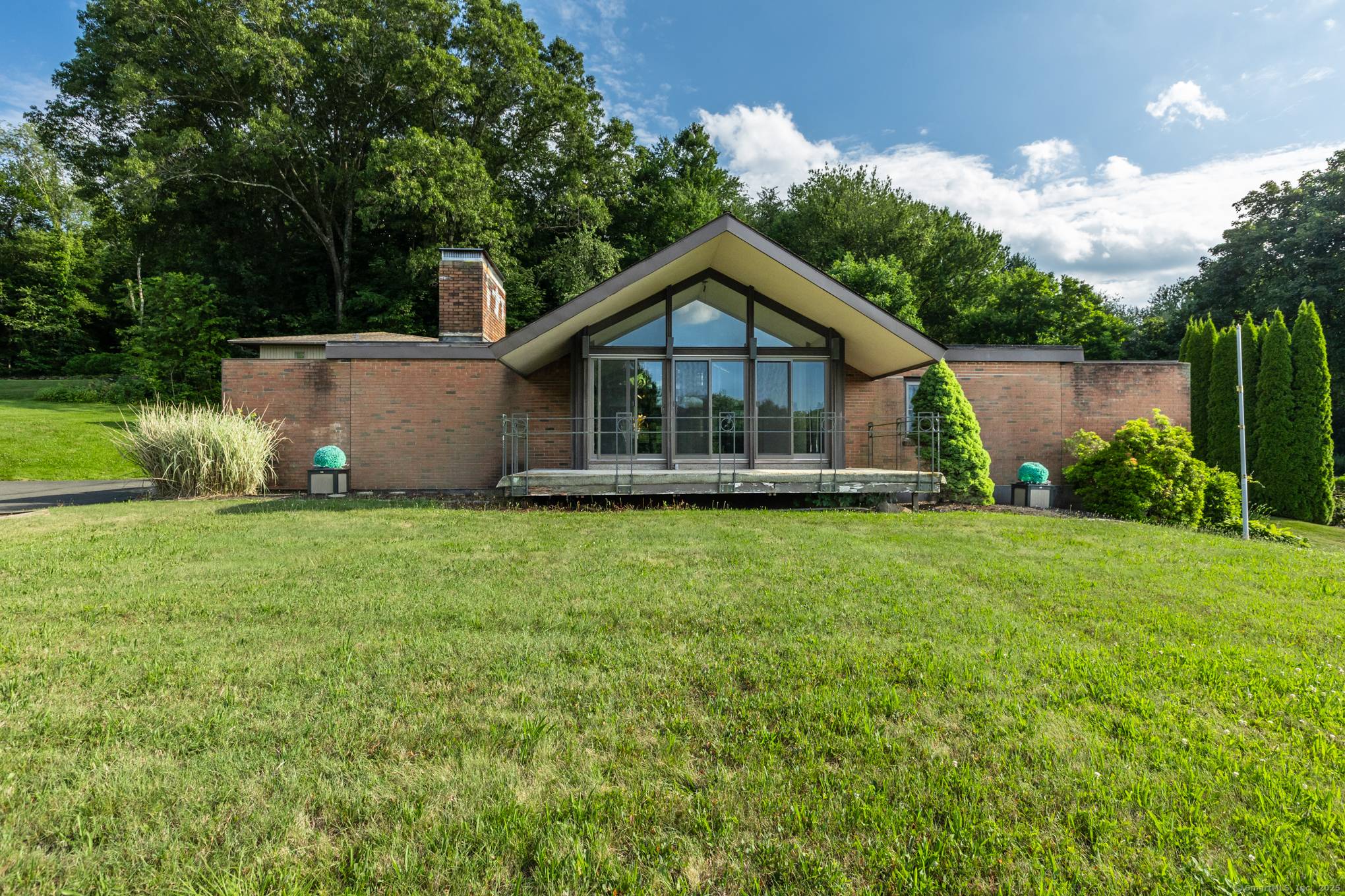 Architecturally stimulating 3, 204 sq.